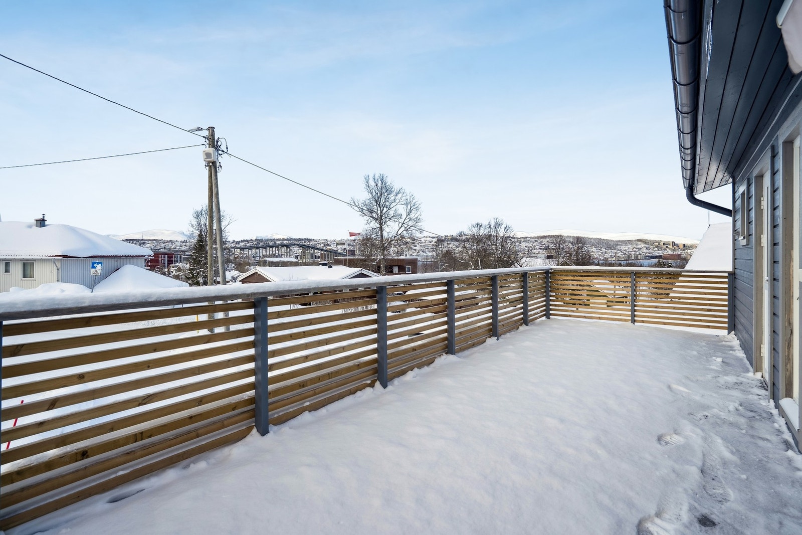 Boligen har to separate verandaer i denne etasjen Galleribilde