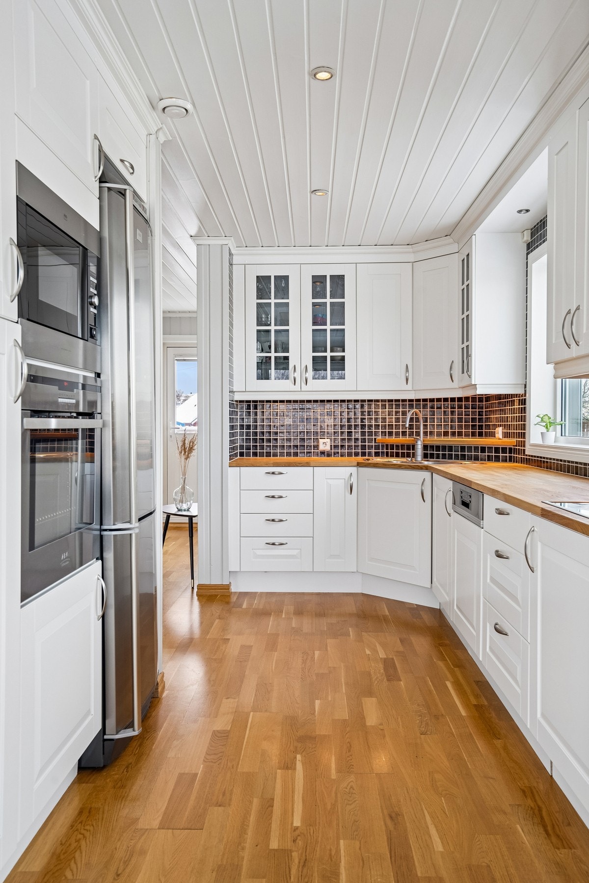 Flott kjøkken med rikelig skap- og benkeplass. Integrerte hvitevarer gir en pen finish. Galleribilde