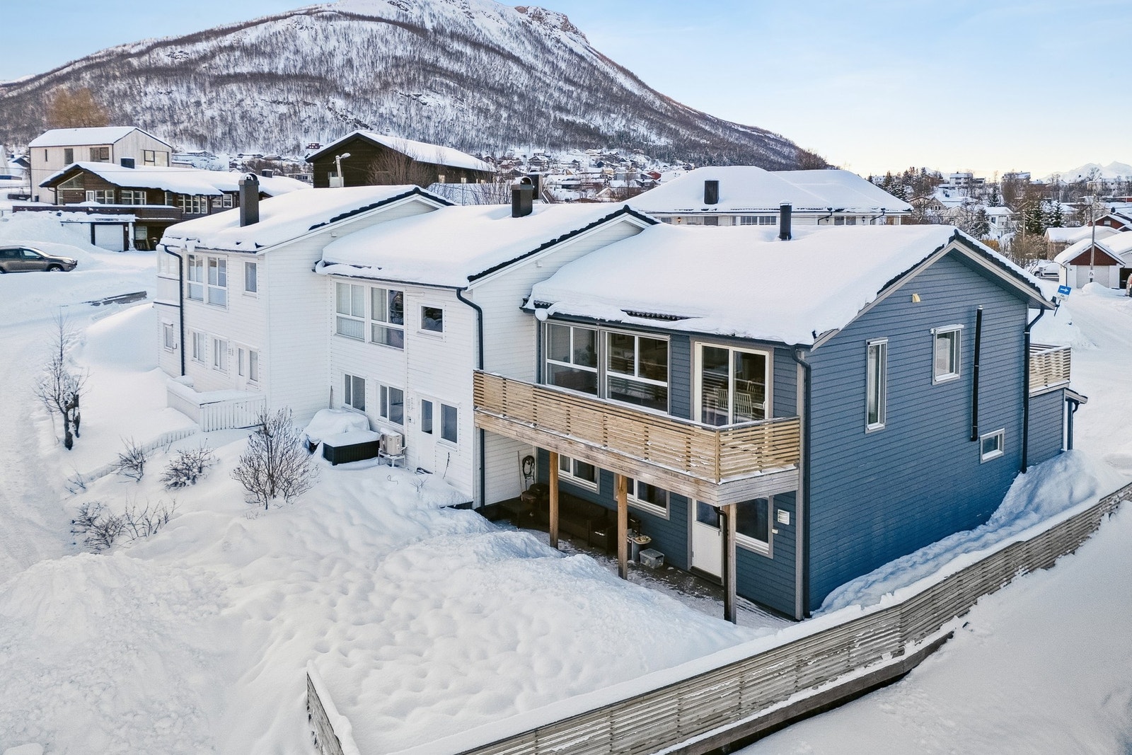 Boligen ligger i rekke med 2 andre boliger. Mot nordvest er det en liten hage med plen. Galleribilde