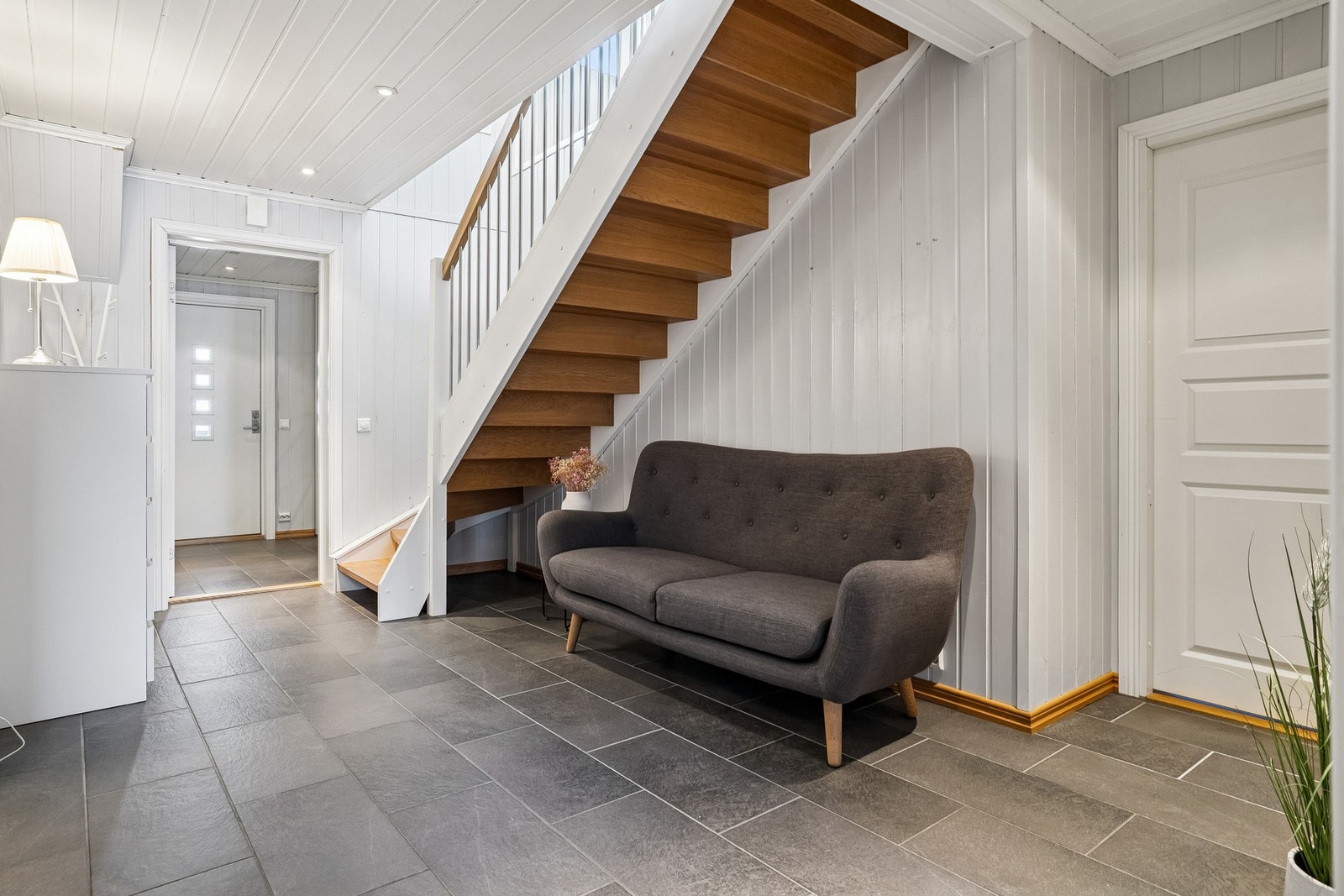Stilfull trappeløsning, som leder opp til hovedetasjen - lys, åpen og innbydende Galleribilde