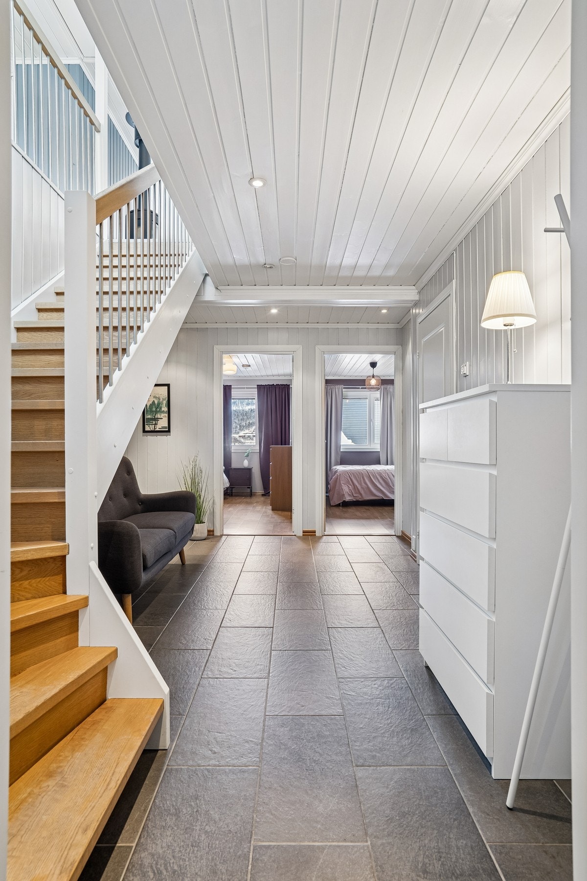 Romslig hall med flislagt gulv og behagelig gulvvarme. God størrelse som gjør rommet velegnet som et ekstra allrom Galleribilde