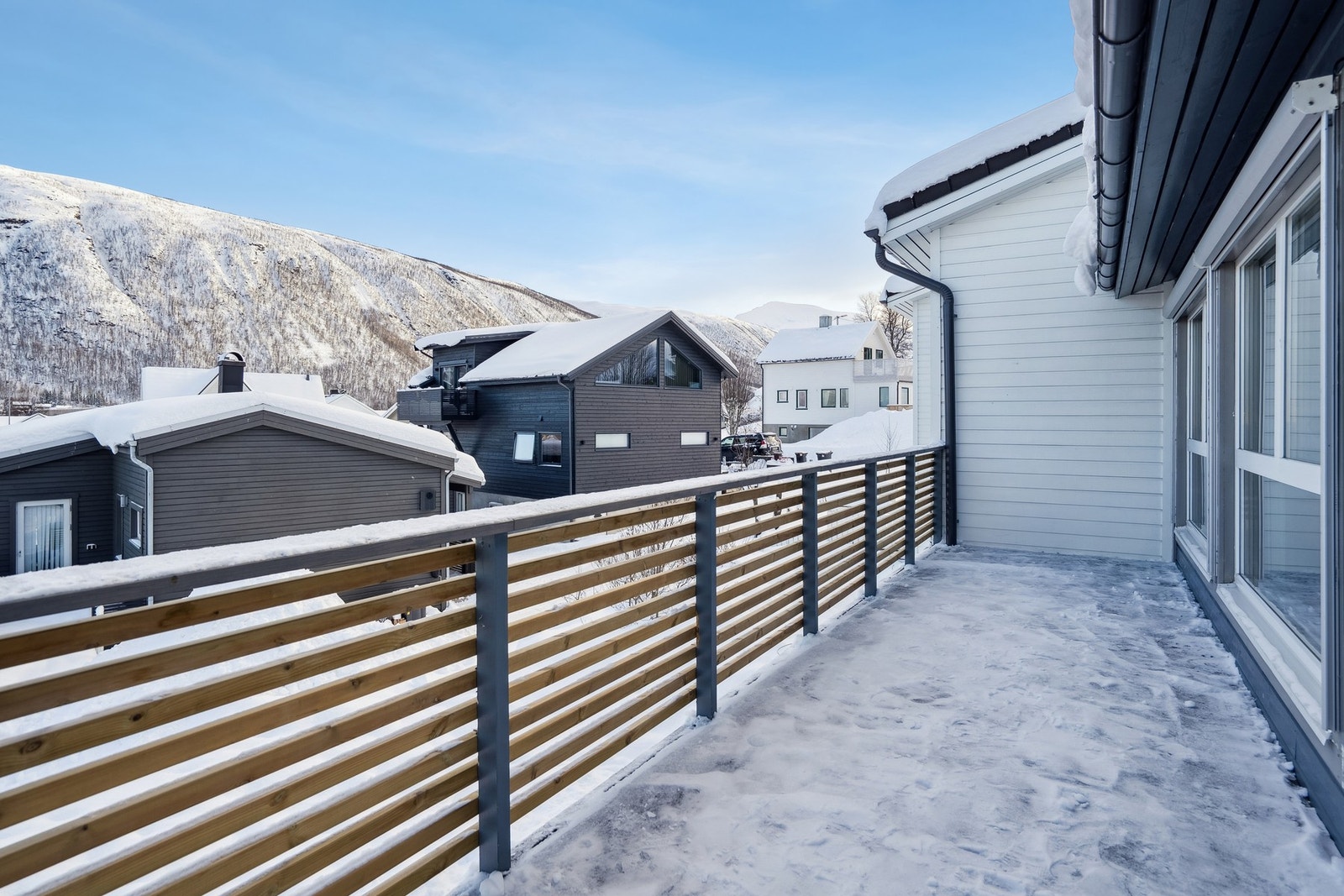 Verandaen er stor med gode solforhold Galleribilde