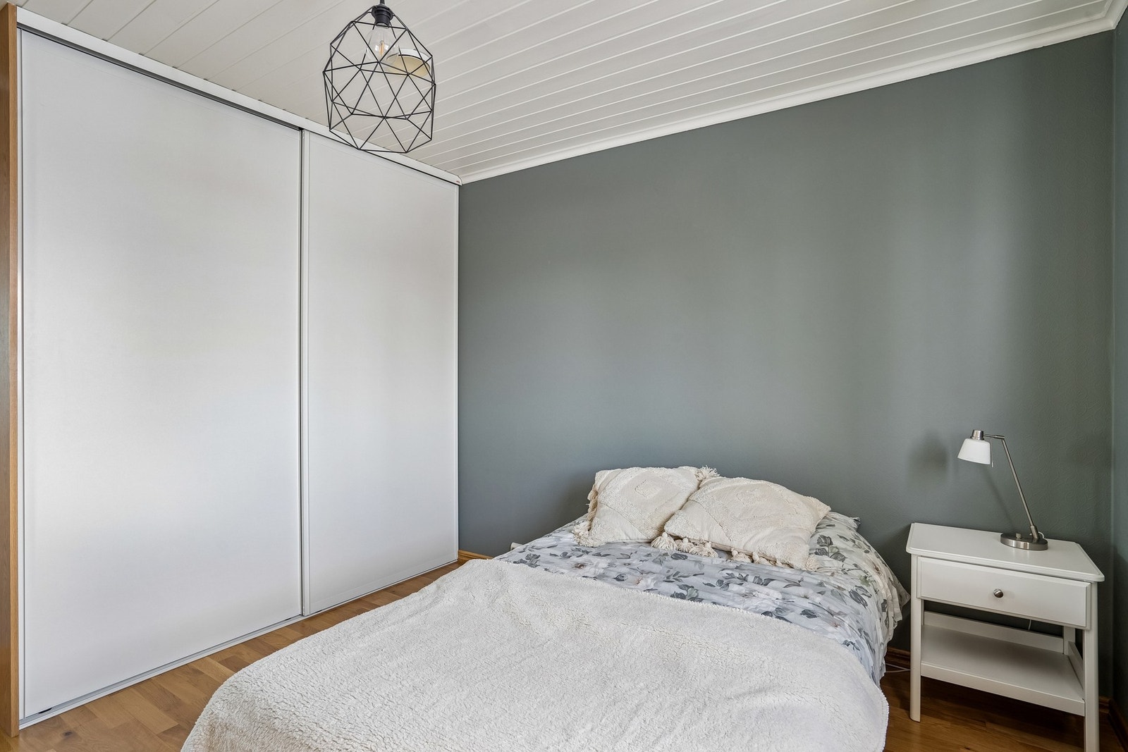 Stor skyvedørsgarderobe gjør det enkelt å ha kontroll på garderoben Galleribilde