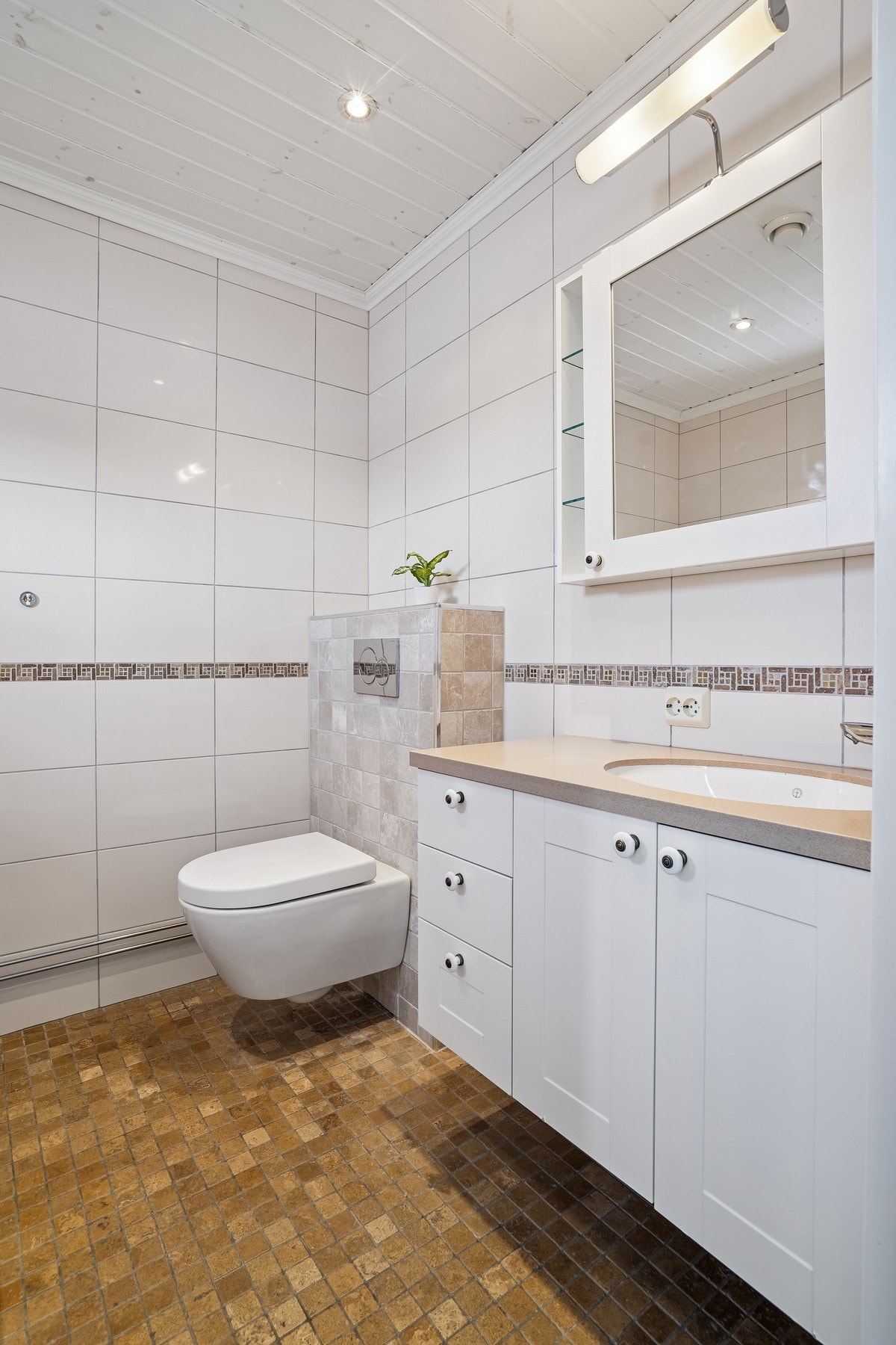 Boligens andre bad ligger praktisk til i denne etasjen Galleribilde