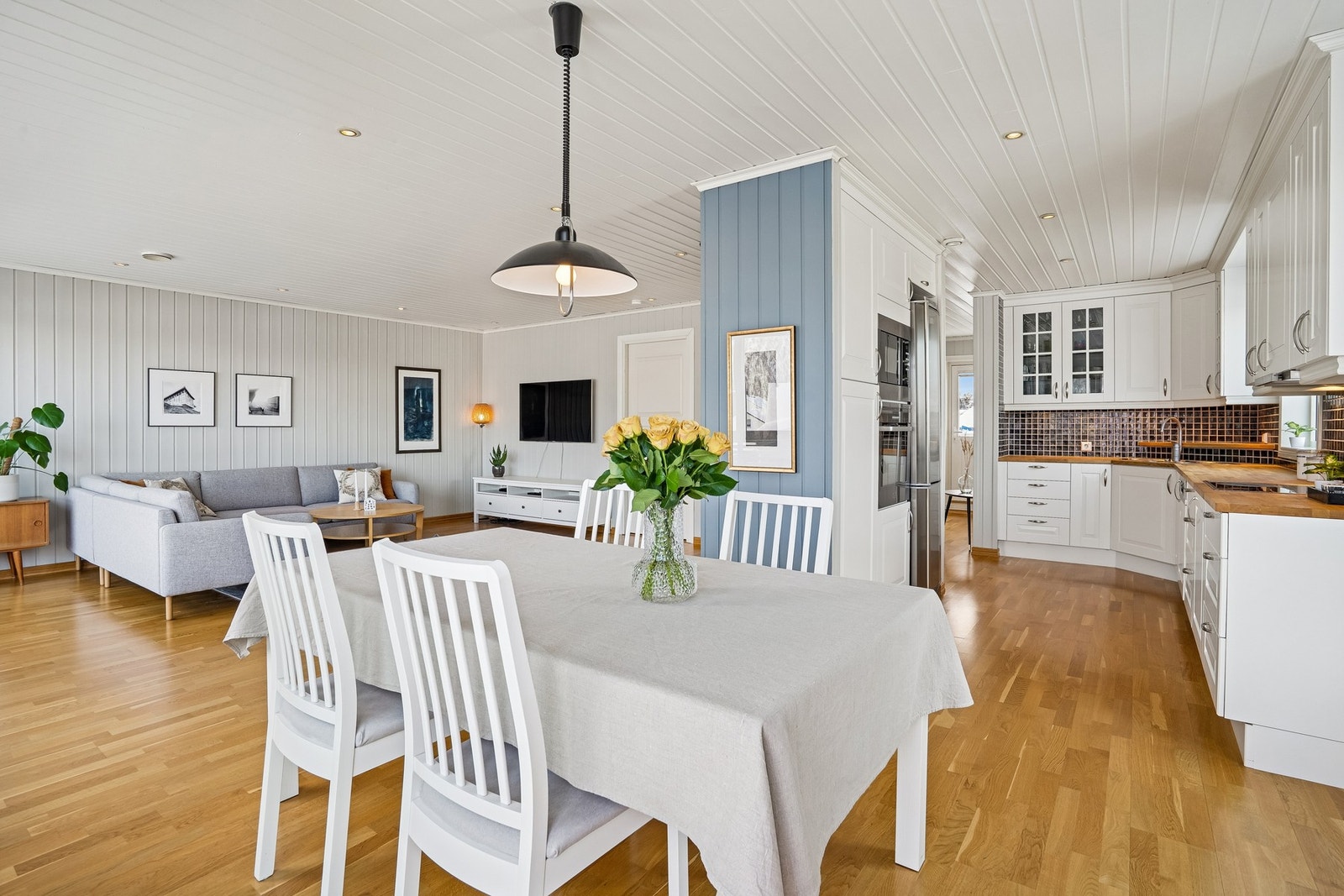 Spisestuen er stemingsfull Galleribilde