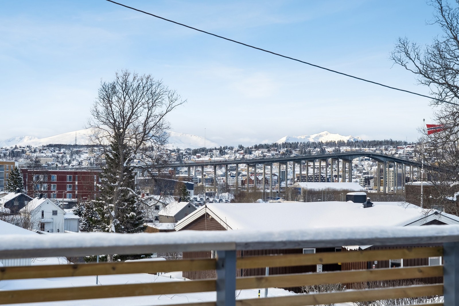 Denne verandaen ligger mot sørvest med utsikt mot Tromsøysundbrua Galleribilde