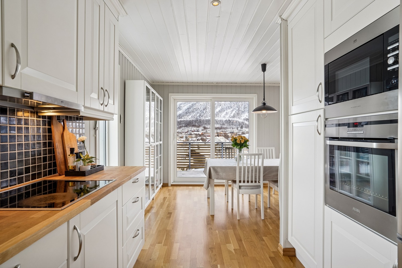 Velkommen til Krokvegen 33C. Her har vi for salg et romslig, praktisk og veldig hyggelig hjem - perfekt for familier som ønsker god plass og en enkel hverdag Galleribilde