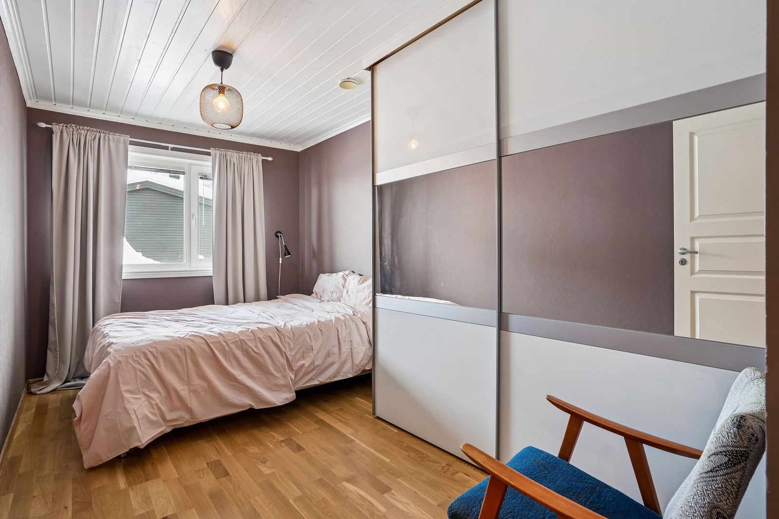 Praktiske garderobeløsninger, som gir rikelig med oppbevaringsplass. Galleribilde