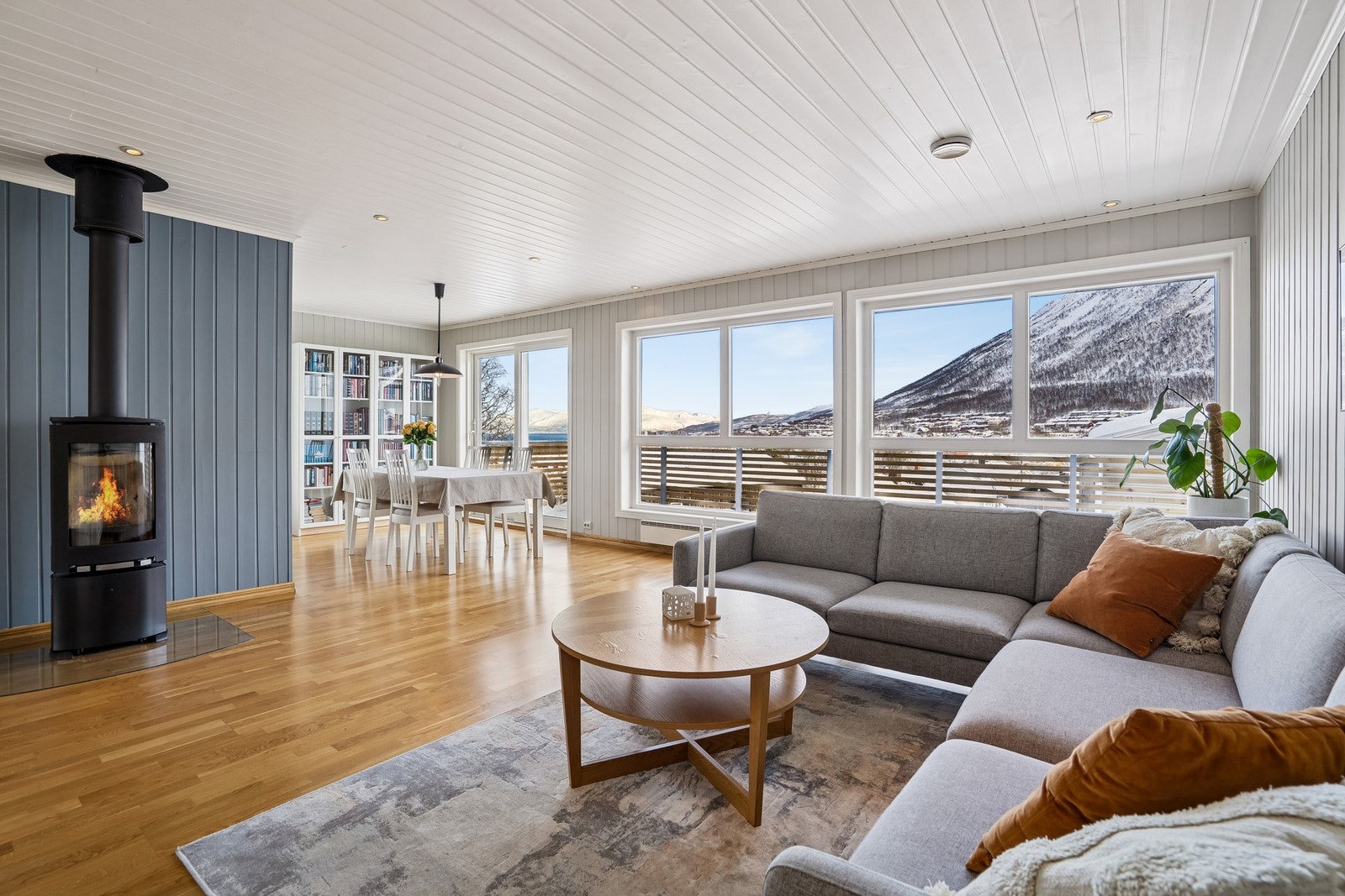 Stor og fleksibel stue med egen møbleringssone Galleribilde