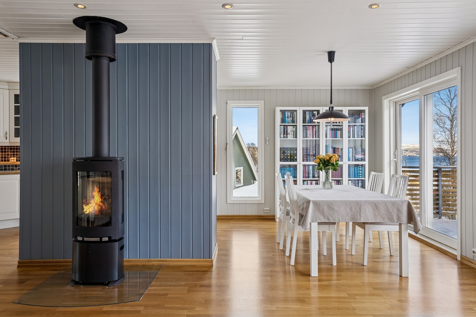 Koselig vedovn, som gir både varme og god atmosfære til rommet Galleribilde