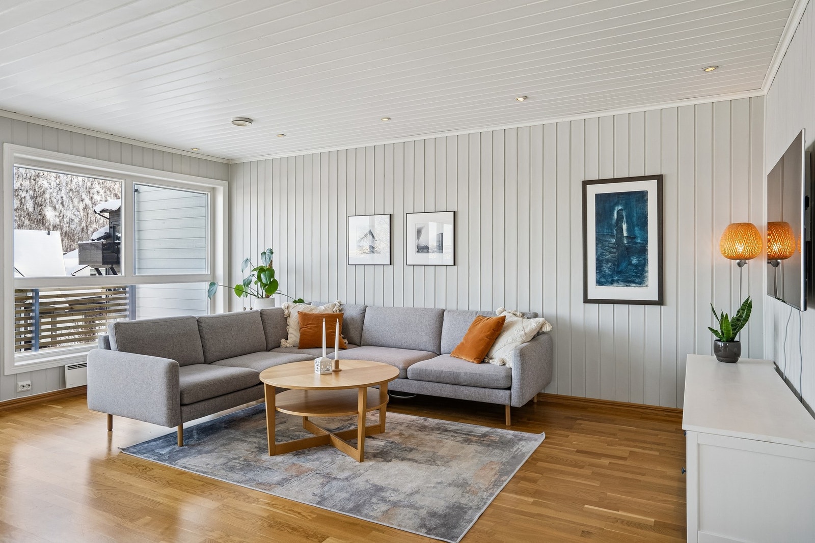 Dette er en bolig med gjennomtenkte løsninger, flere flotte uteplasser, godt med lagringsplass og garasje. Galleribilde