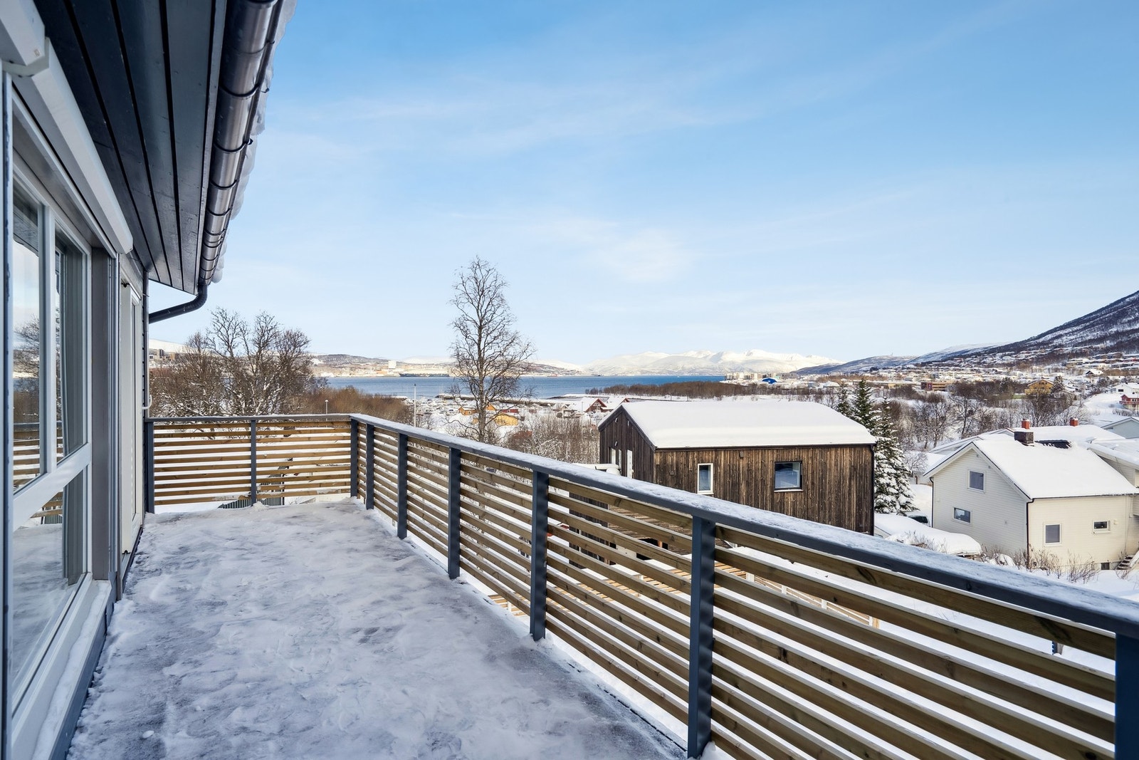 Fra spisestuen er det direkte utgang vis skyvedør til en stor veranda Galleribilde