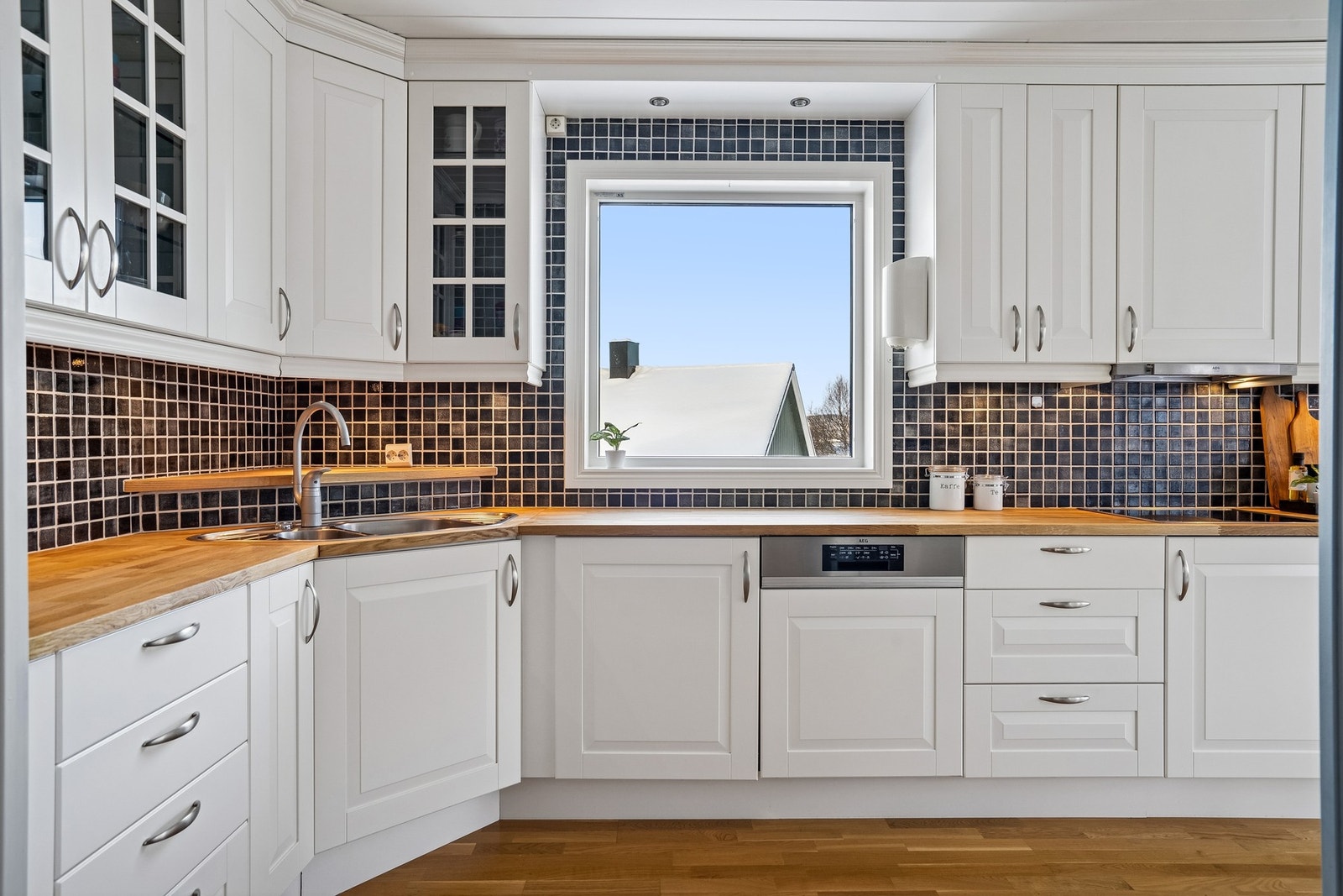 Store vindusflater sørger for naturlig lysinnslipp og gir en vakker utsikt fra kjøkkenet Galleribilde