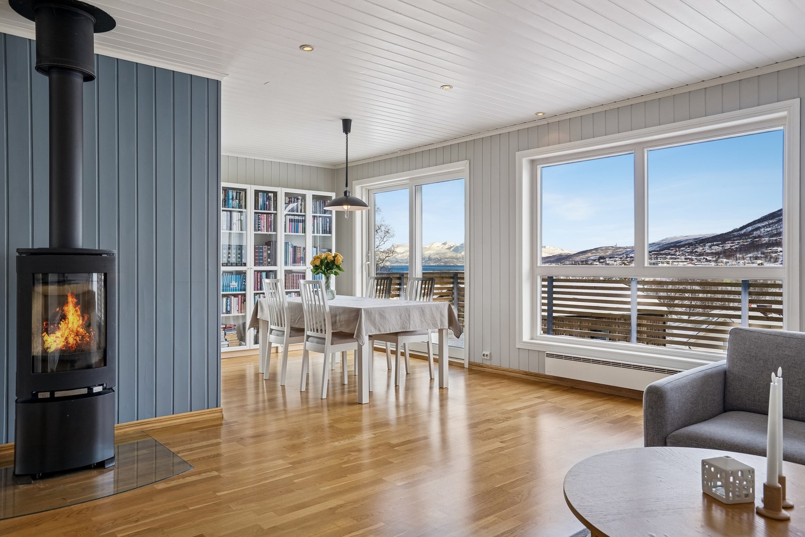 Rommet har en lang vindusrekke, som gir rikelig med naturlig lys. Galleribilde