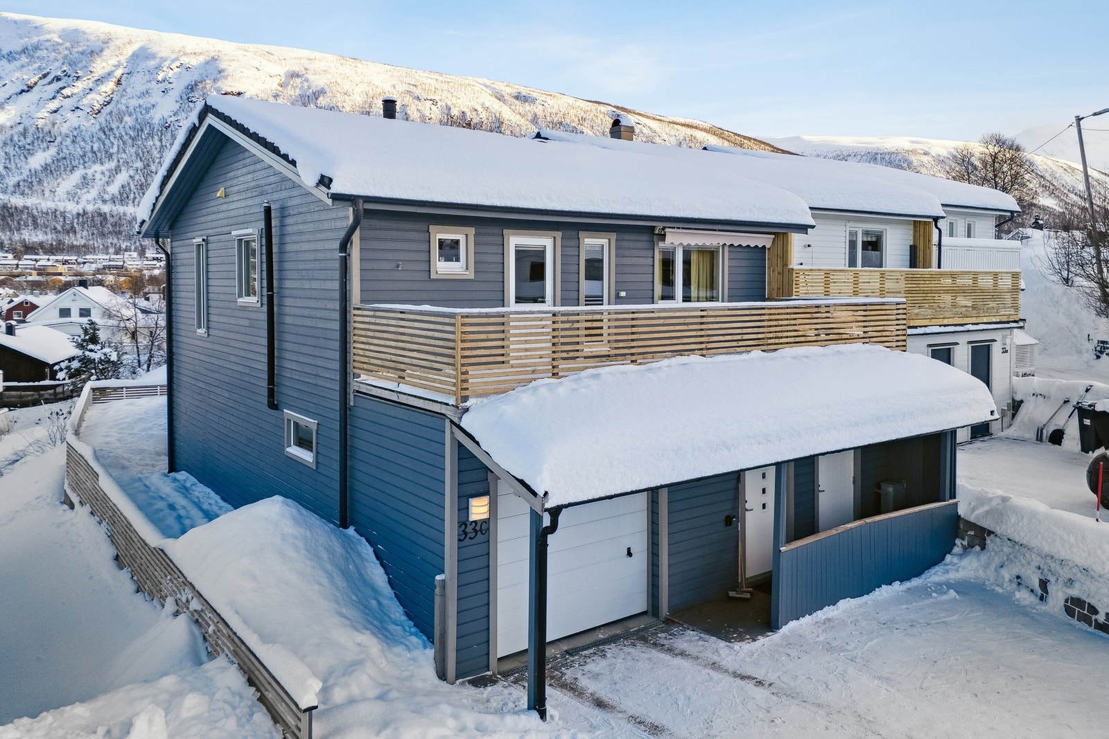 Boligen går over to plan og ligger i et veletablert boligområde i Tromsdalen. Galleribilde
