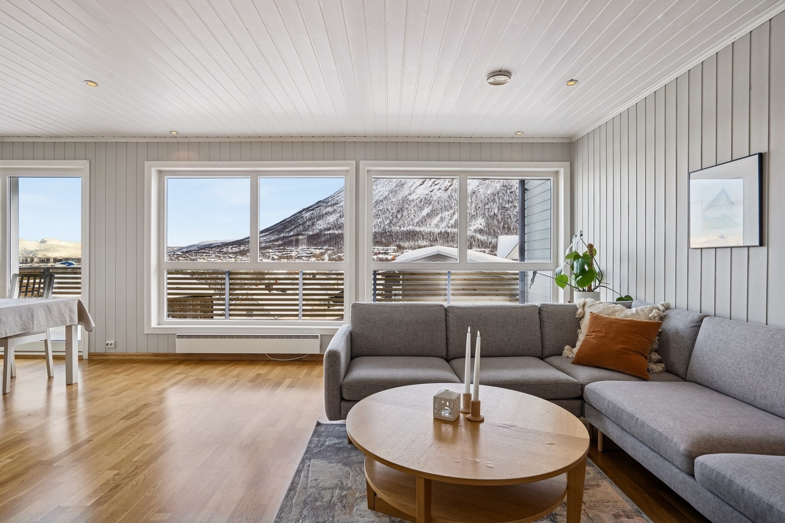 Utsikt fra sofakroken - her kan du nyte lyset og omgivelsene fra en behagelig plass i stuen Galleribilde