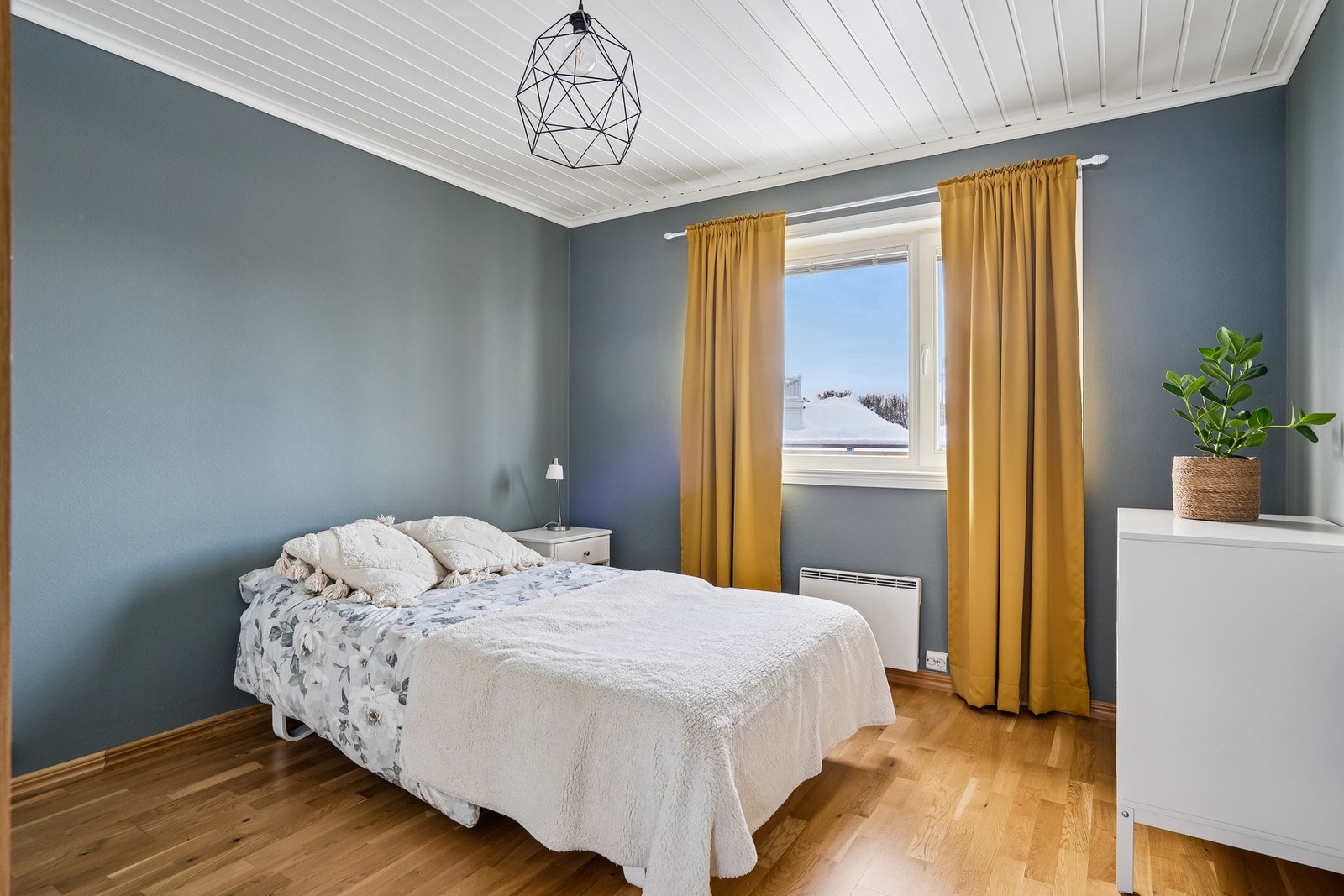 Boligens fjerde soverom har også en god størrelse Galleribilde