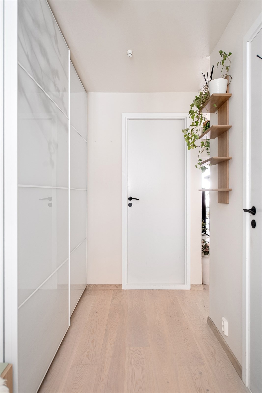 Gang med skyvedørsgarderobe Galleribilde
