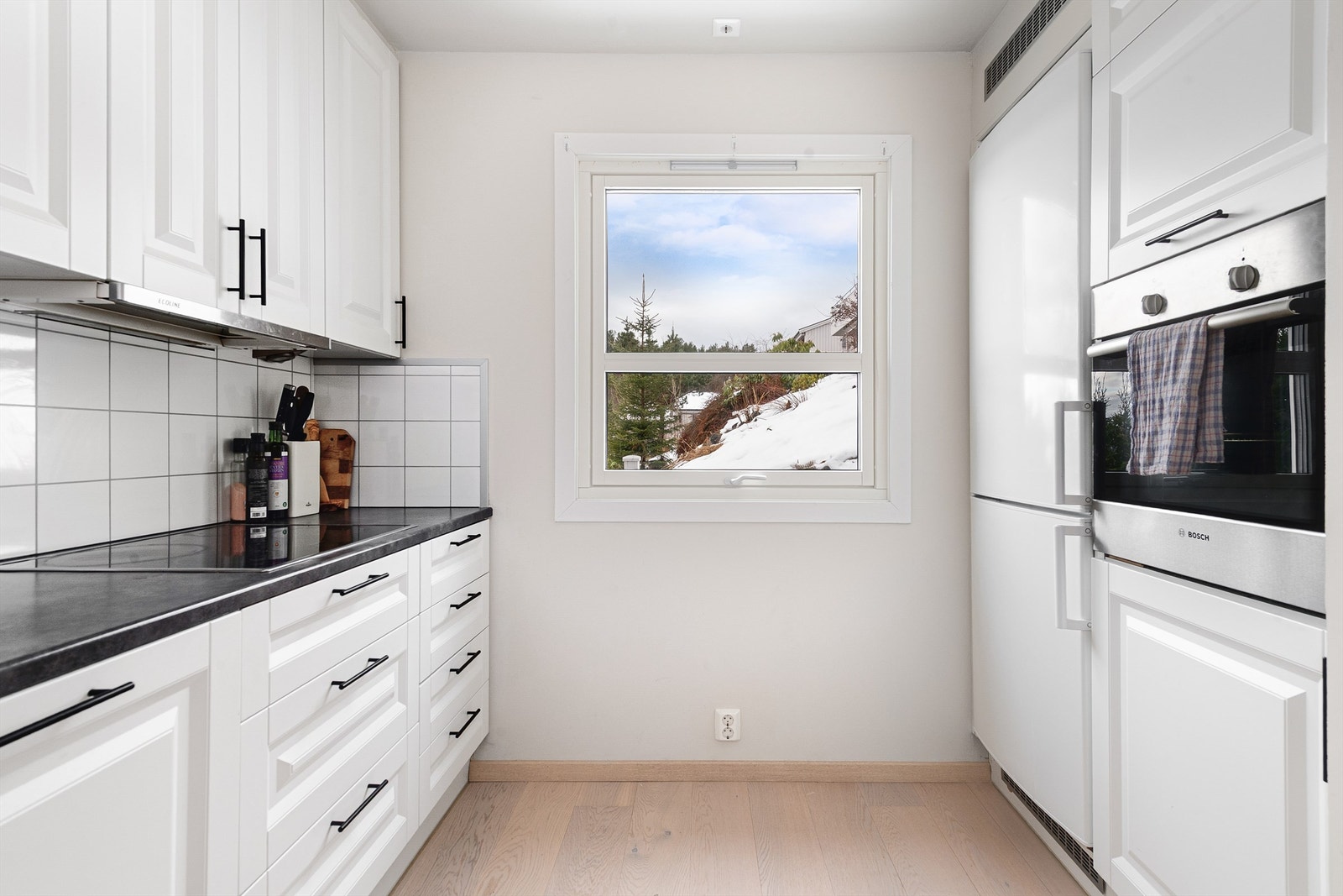 Innredningen har integrert stekeovn, koketopp og oppvaskmaskin. Frittstående frys/kjøleskap. Galleribilde