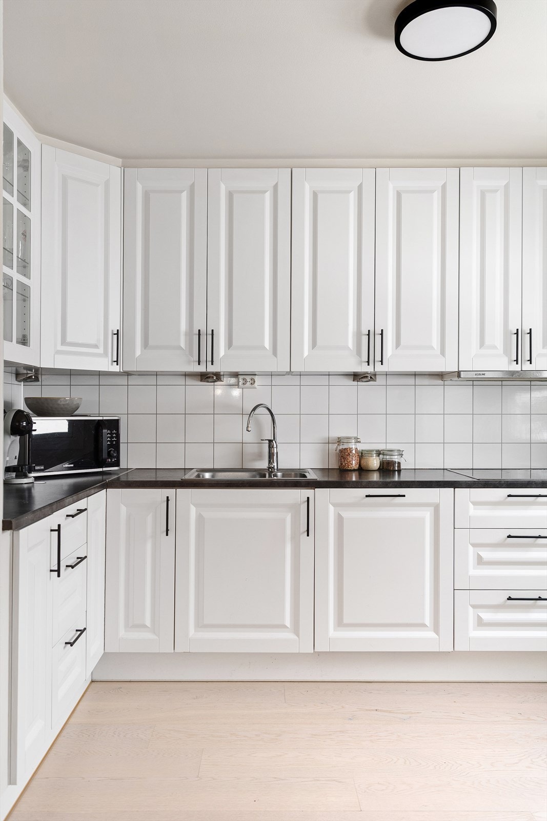 Det er kitchenboard mellom benk og overskap Galleribilde
