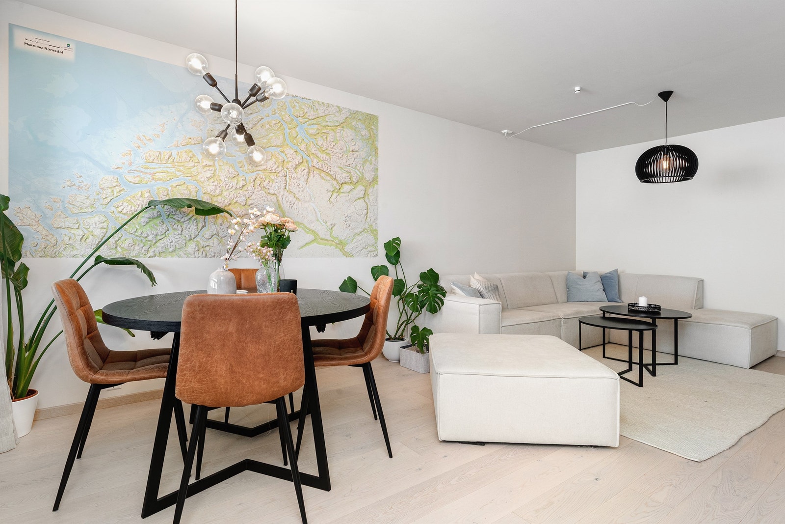Stua har plass til både sofagruppe og spisebord Galleribilde