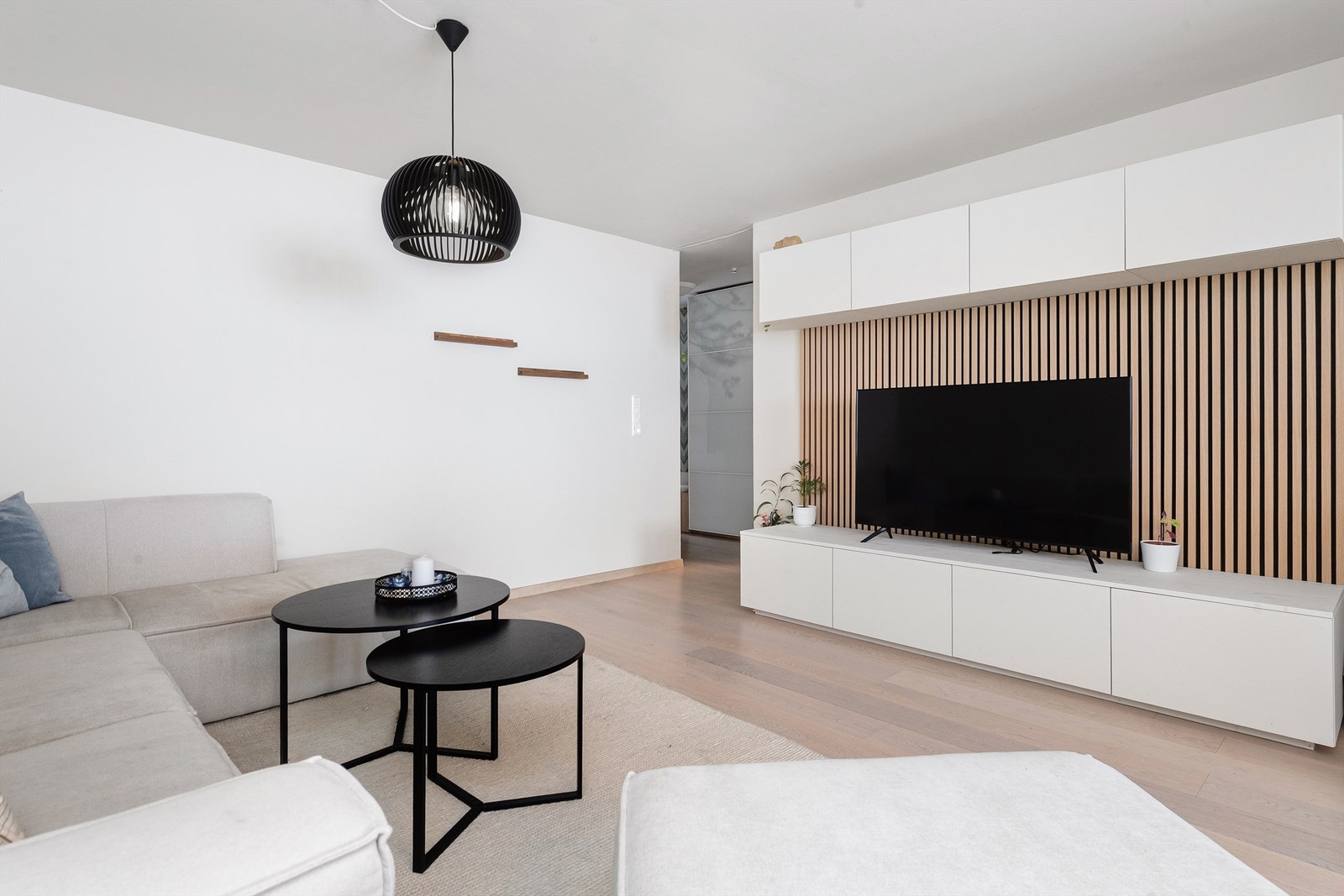 Romslig stue med spilevegg Galleribilde