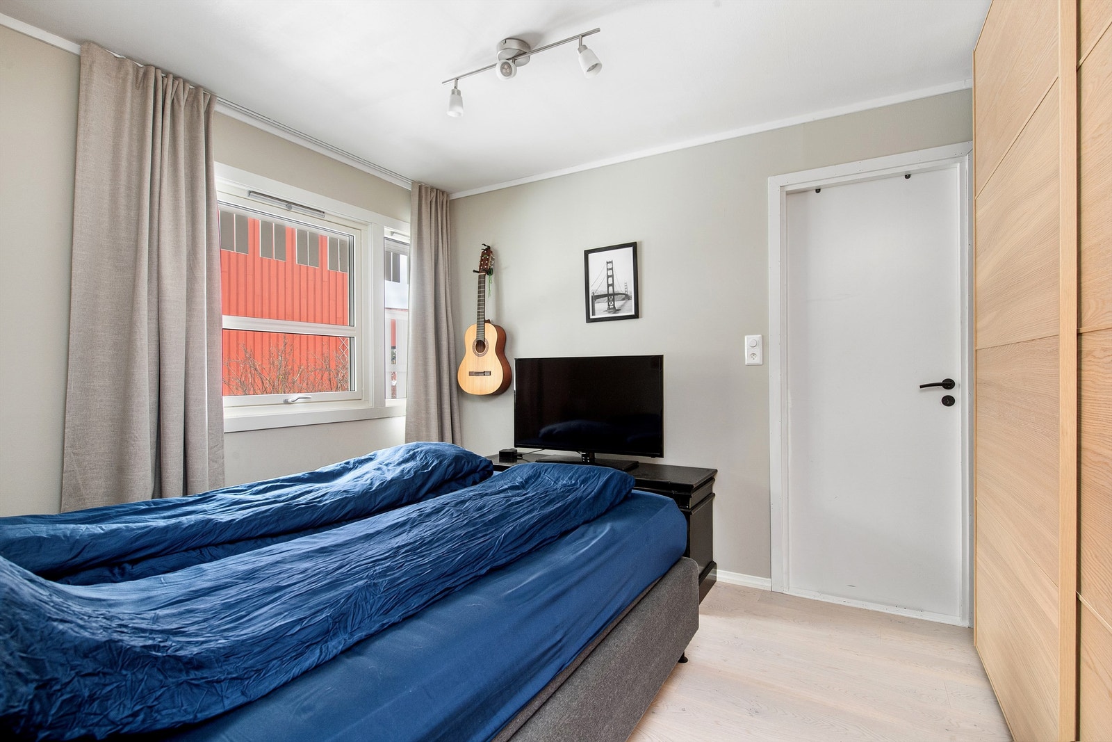 Soverommet har skyvedørsgarderobe Galleribilde