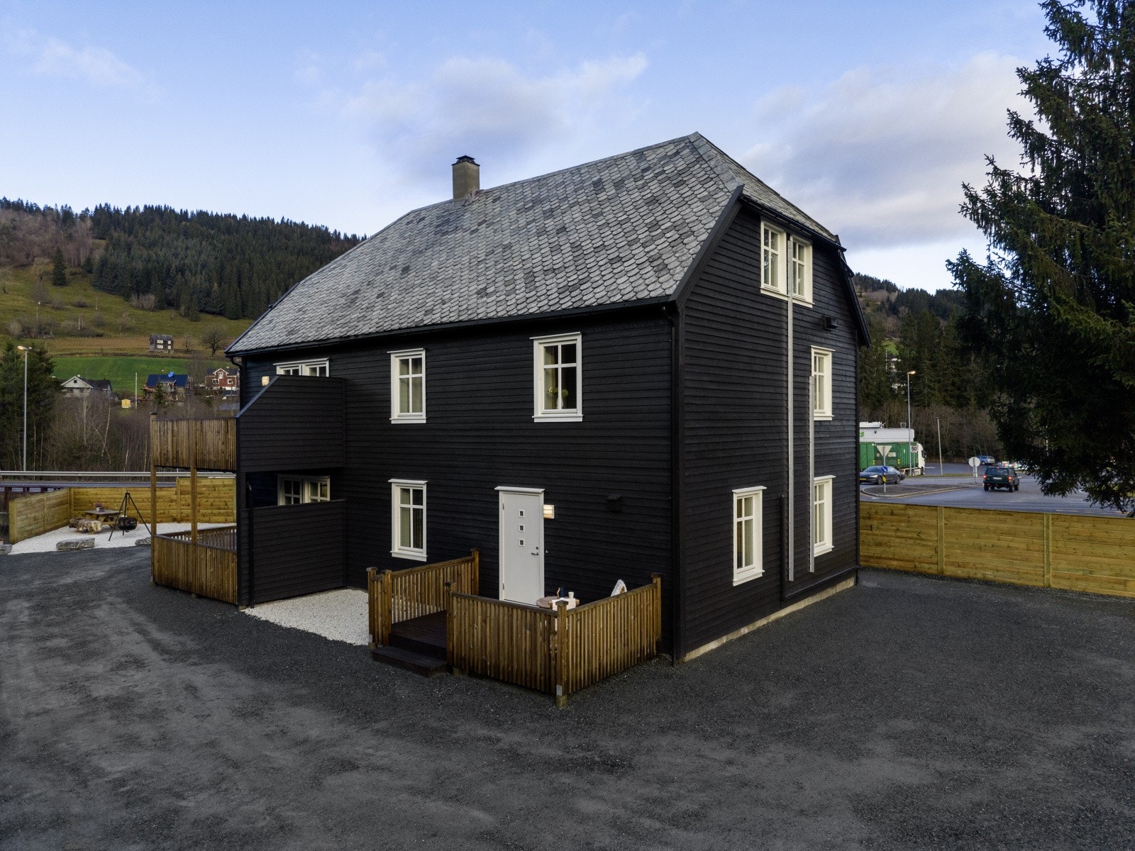 Har du spørsmål til eiendommen eller passer ikke oppsatt visning? Ta kontakt med megler på tlf eller e-post. Galleribilde