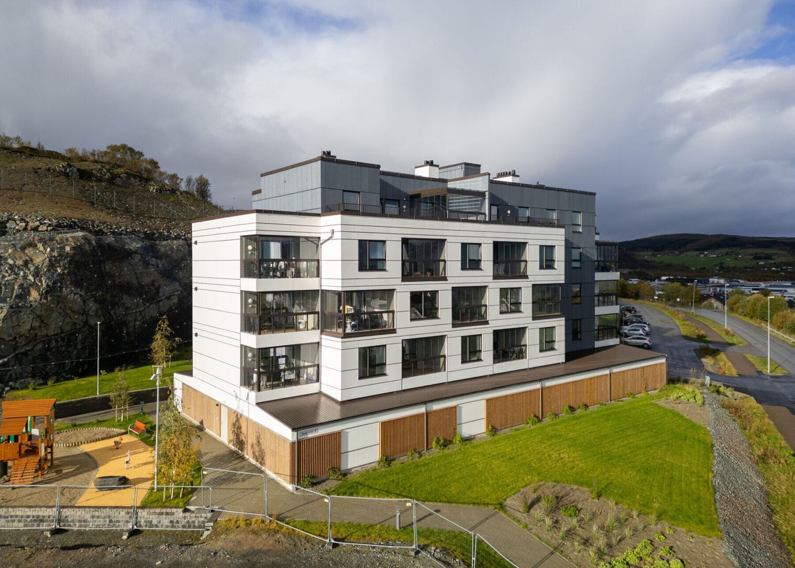 Velkommen til Vesterveien 10 - En ny og flott 3-roms selveierleilighet med sentral beliggenhet, innglasset balkong og parkeringsplass. Foto: Lunde Images AS Galleribilde