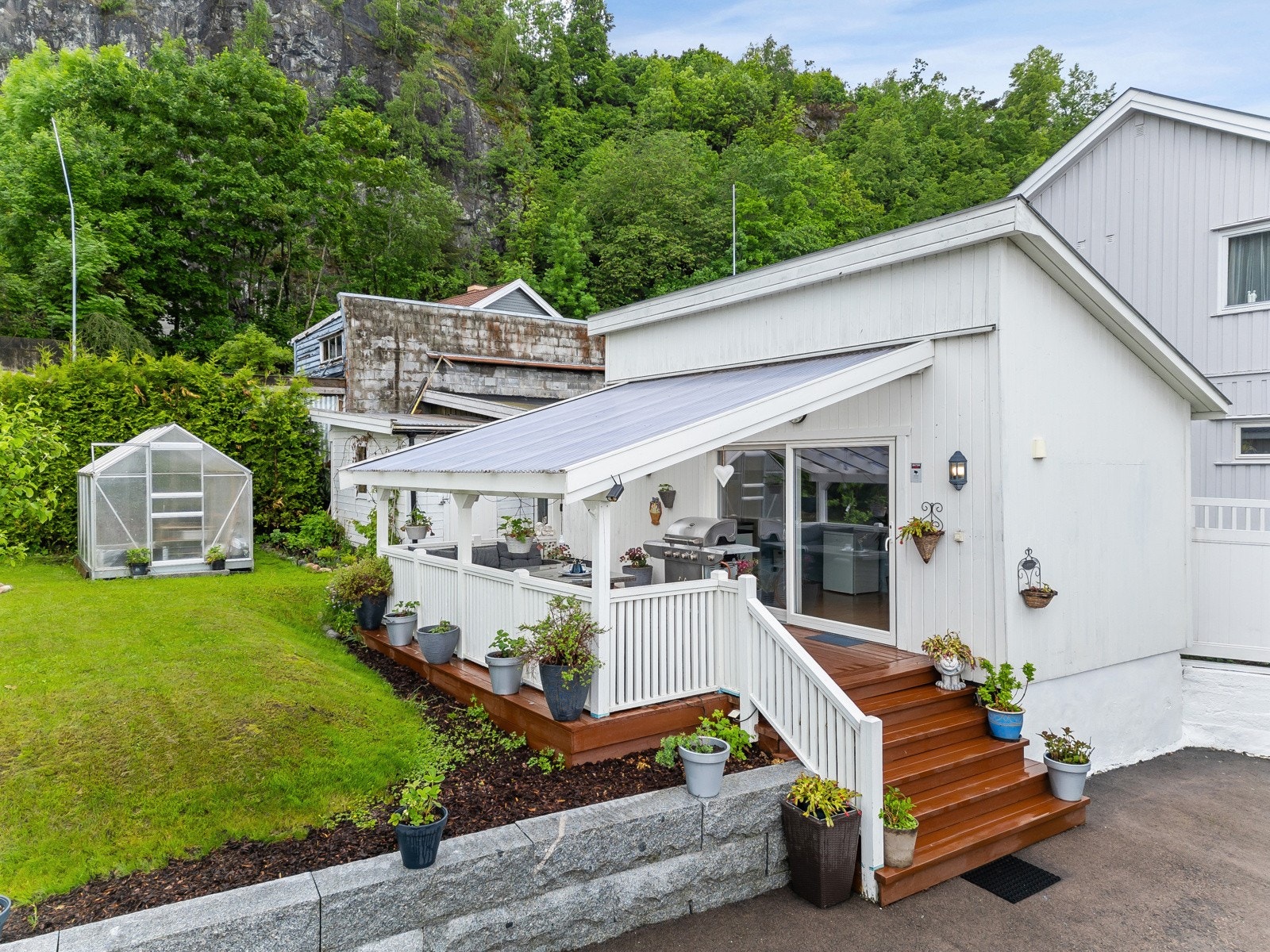 Spennende eiendom med flotte uteområder, samt anneks med overbygd terrasse (ikke omsøkt) Galleribilde