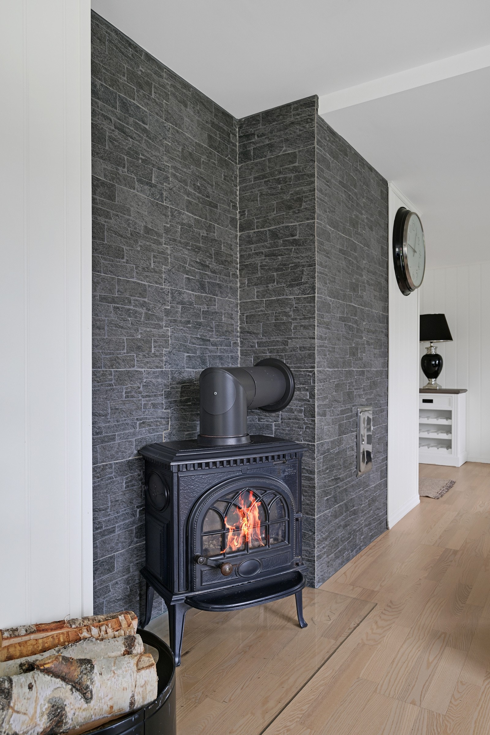Boligen varmes også opp med en hyggelig vedovn. Galleribilde