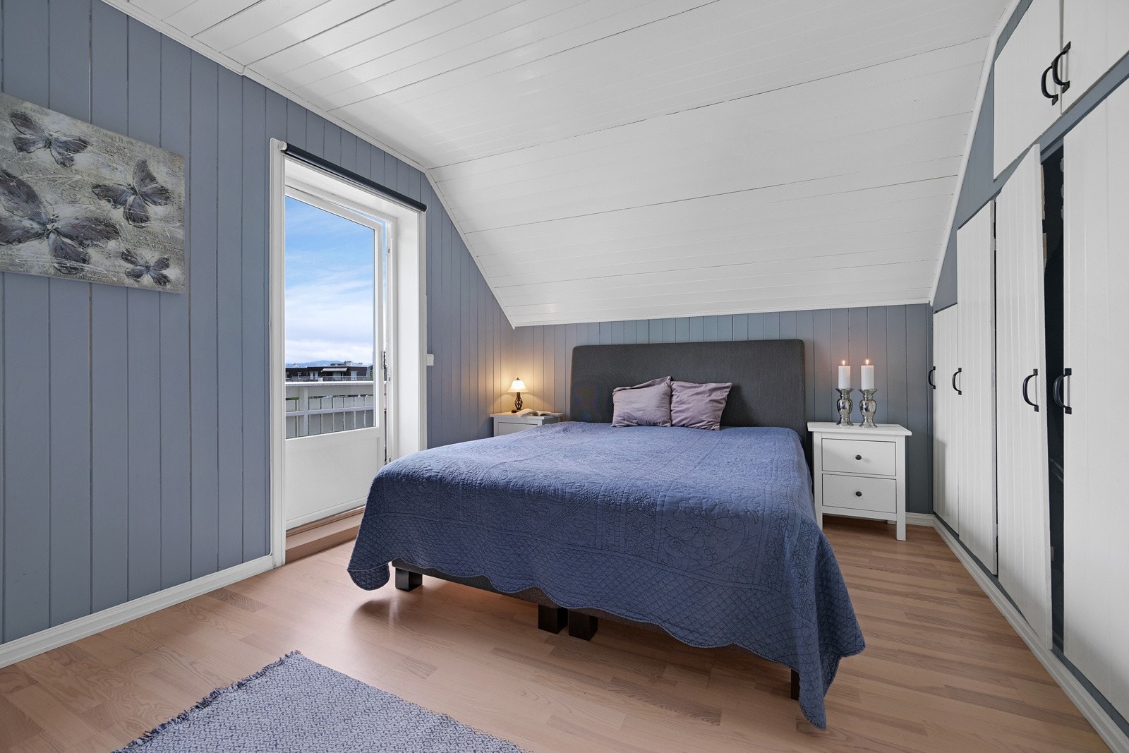 Boligen har 3 soverom i 2. etasje. Her ser vi soverom nr. 1 med utgang til balkong. Galleribilde