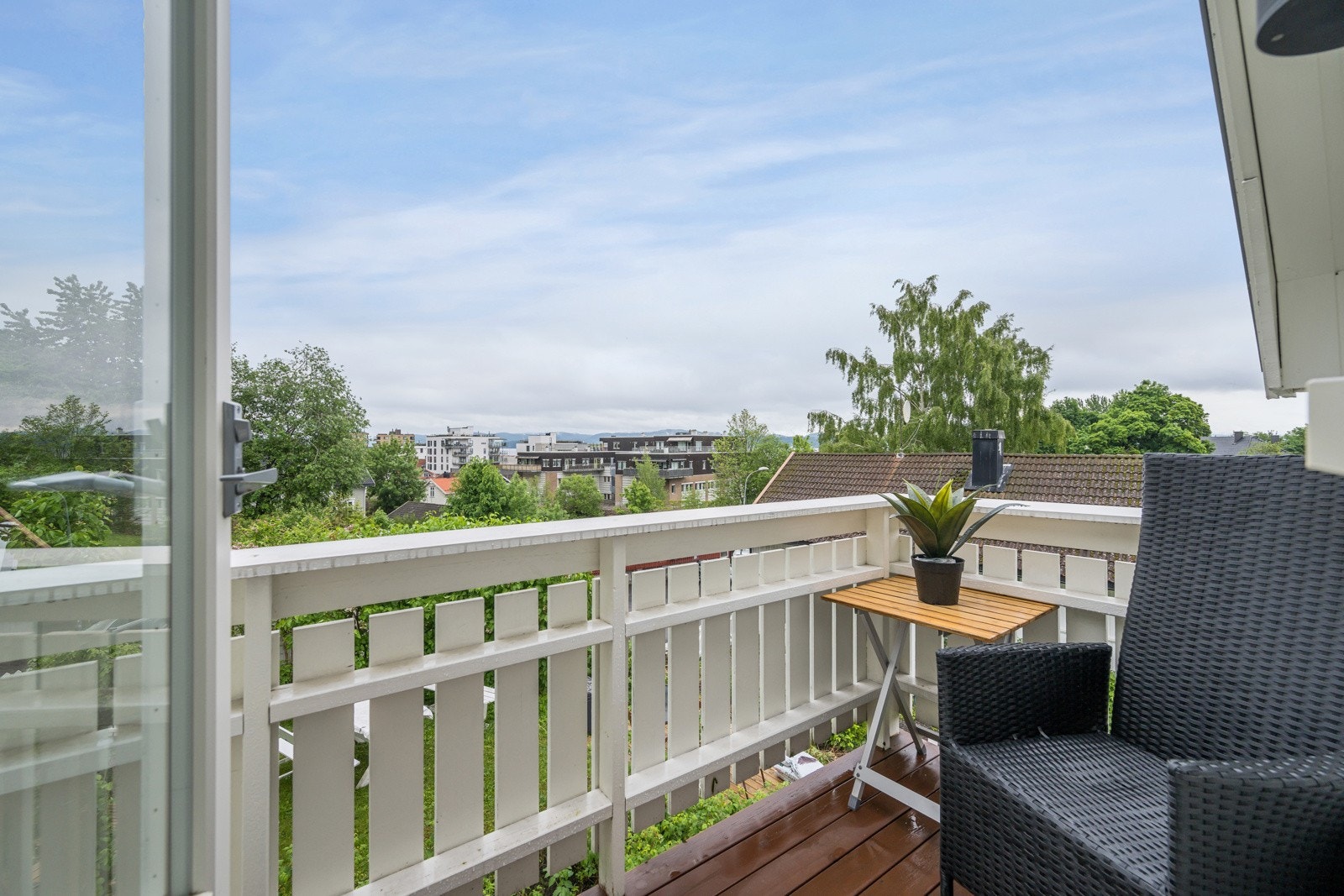 Soverom nr. 1 har utgang til balkong med utsikt mot Holmestrand sentrum Galleribilde