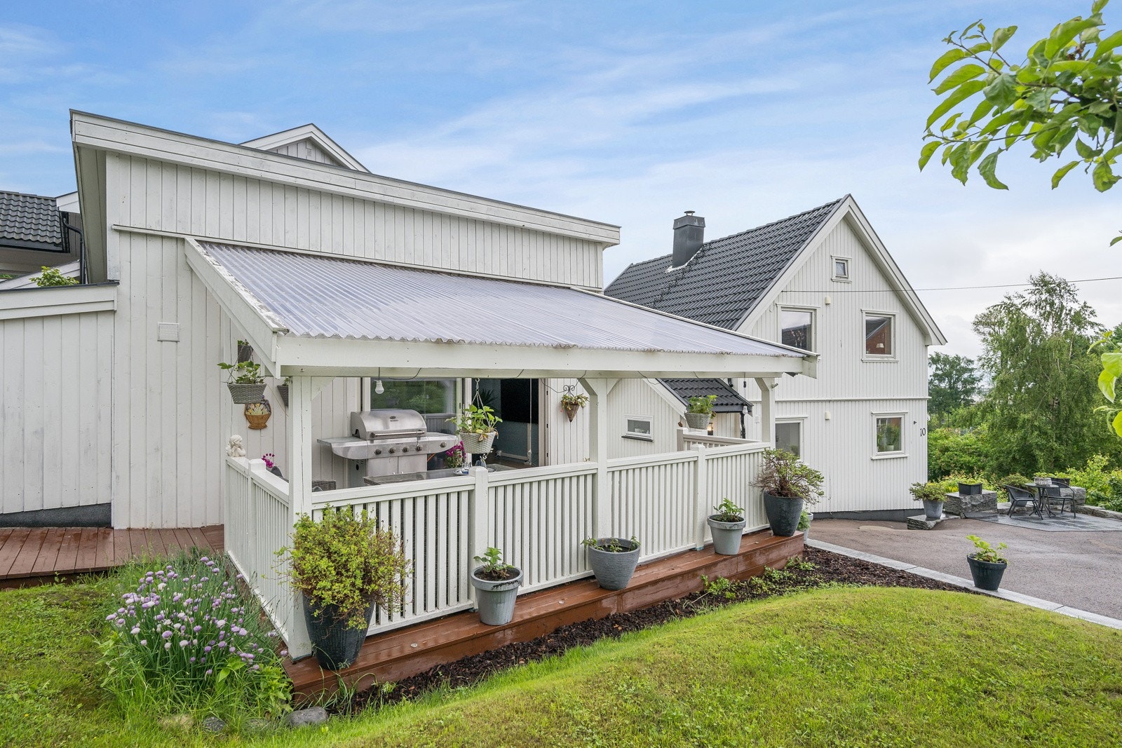På eiendommen er det et anneks med ?overbygd terrasse (ikke omsøkt) Galleribilde