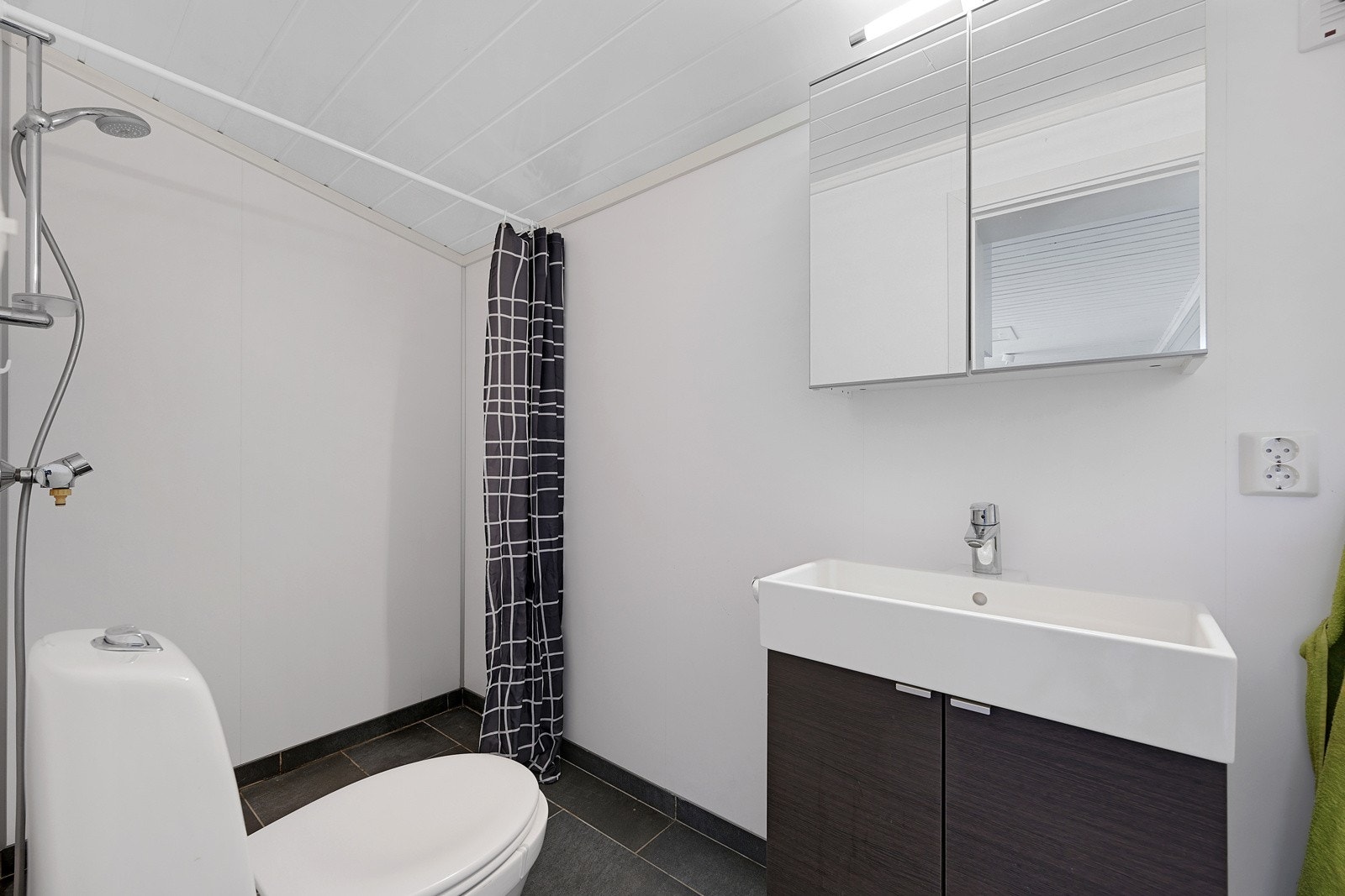 Annekset har et eget bad med servant, wc og dusjhjørne. Galleribilde