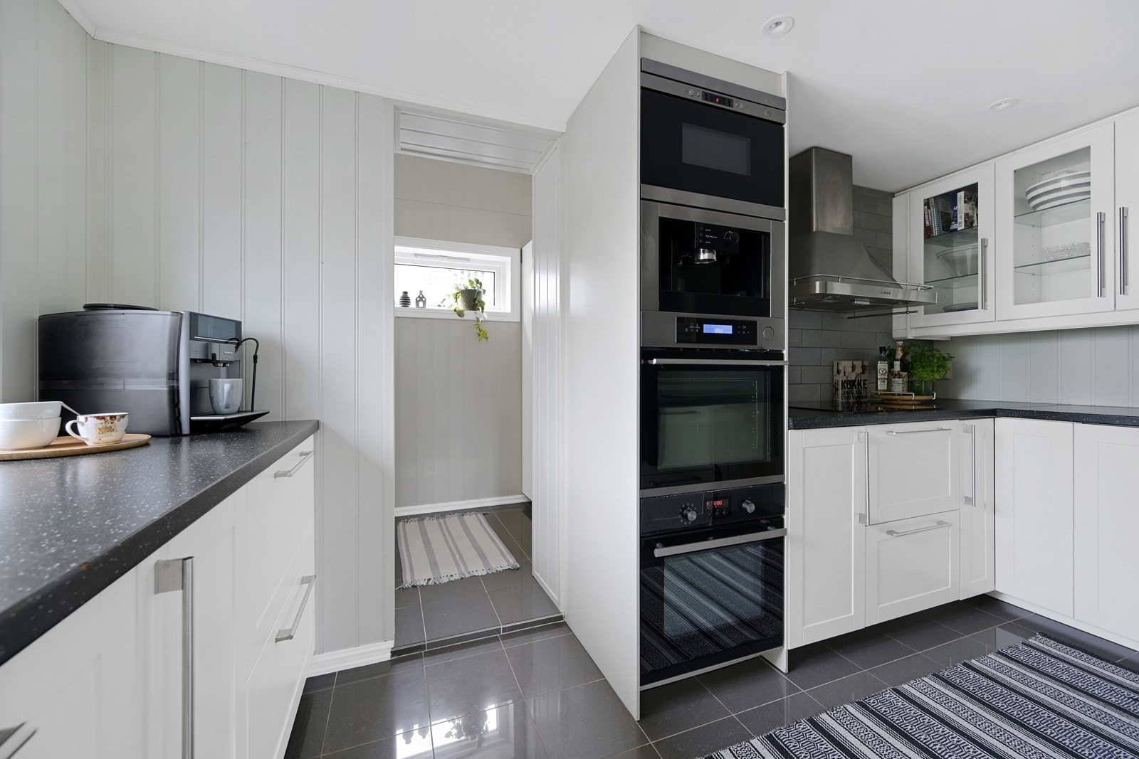 Kjøkkenet er romslig og gir deg den plassen du trenger for oppbevaring Galleribilde