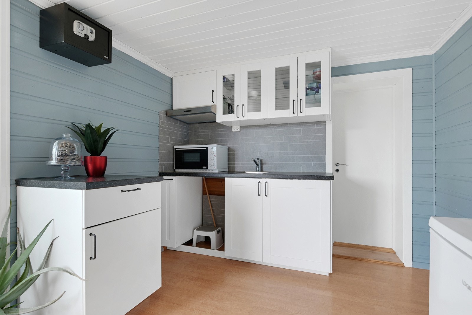 I forbindelse med stuen er det en åpen kjøkkenkrok, så her er det bare å slå seg løs med matlagingen Galleribilde