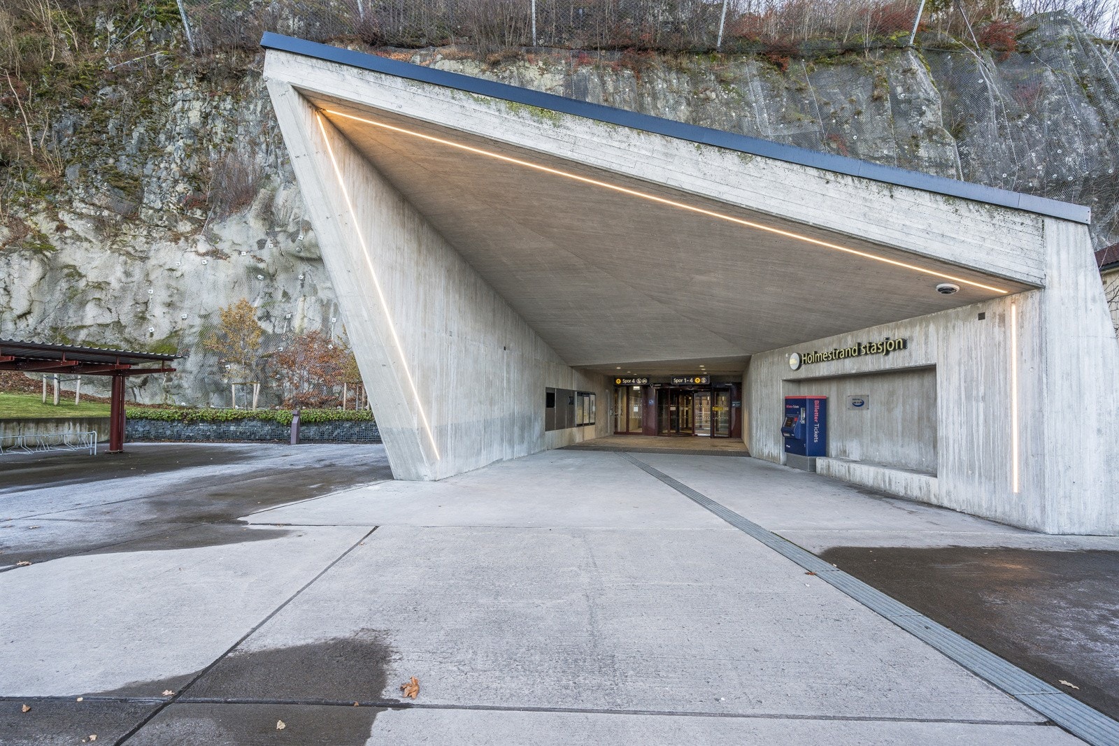 Det er hyppige togavganger til Oslo, Drammen og Tønsberg, og bussterminalen ligger rett på utsiden. Med tog tar det ca. 55 minutter til Oslo S og ca. 17 minutter til Tønsberg. Galleribilde