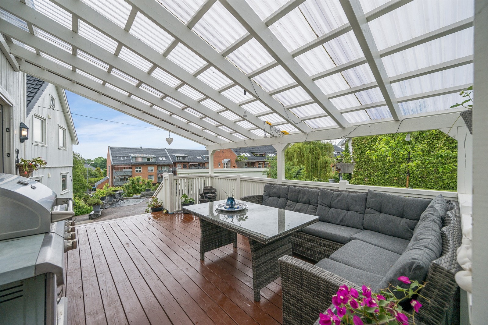 Lun og fin terrasse som er overbygd med delvis gjennomsiktig tak som slipper inn godt med lys Galleribilde