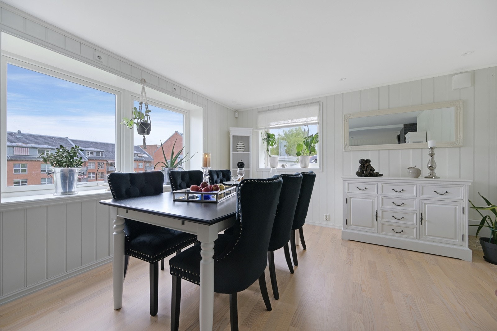 Her er det også plass til et spisebord hvor middagen kan serveres ved de store vinduene Galleribilde