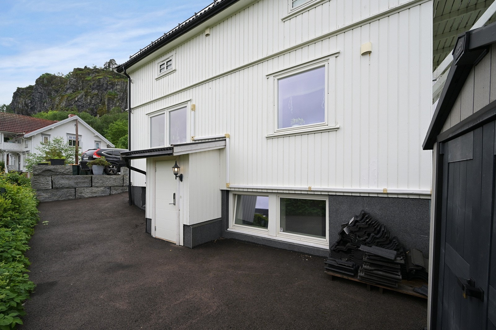 I underetasjen finner vi en utleieleilighet med egen inngang. Galleribilde