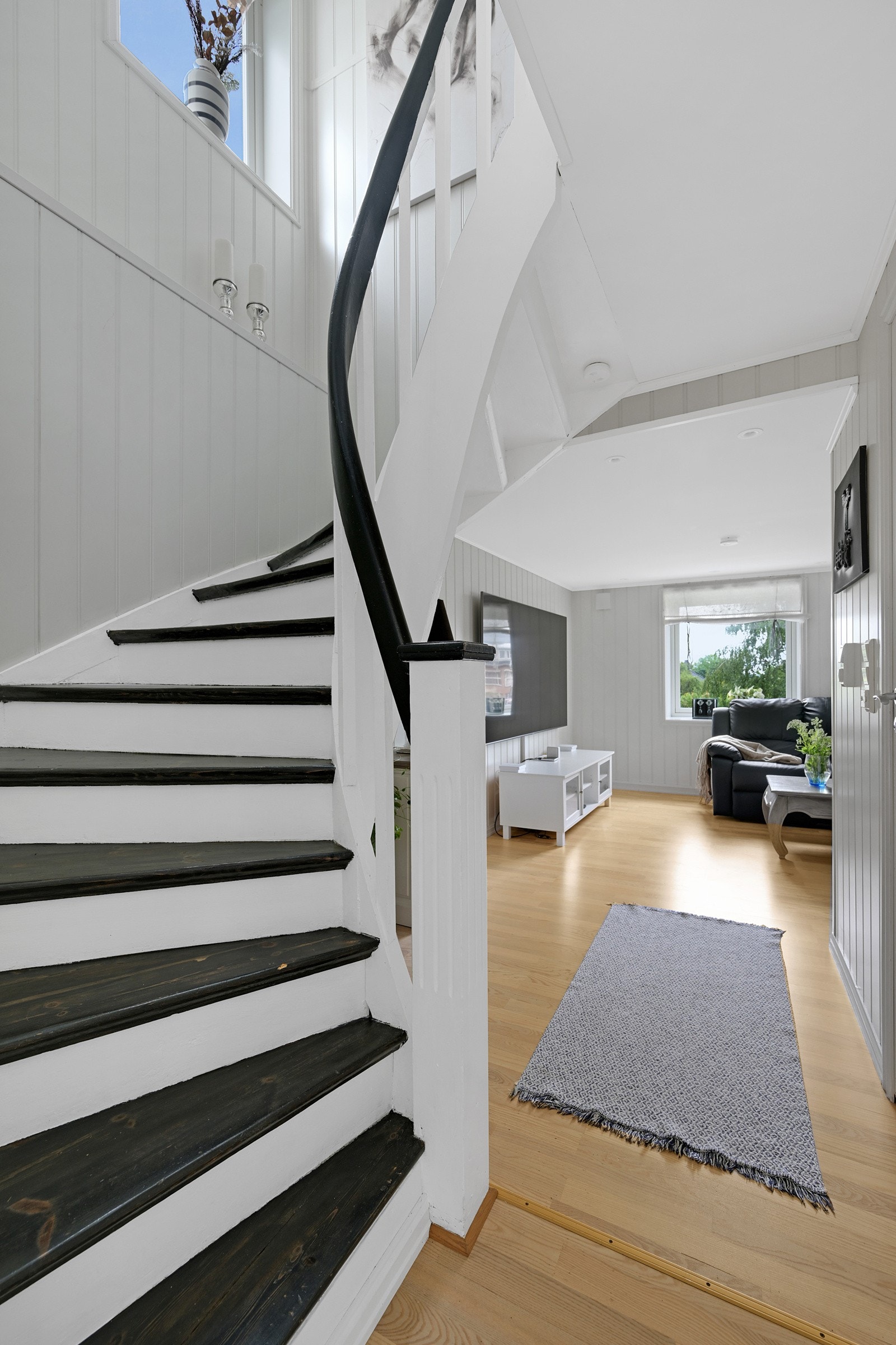 Trapp opp til 2. etasje med stilige kontraster mellom sort og hvitt Galleribilde