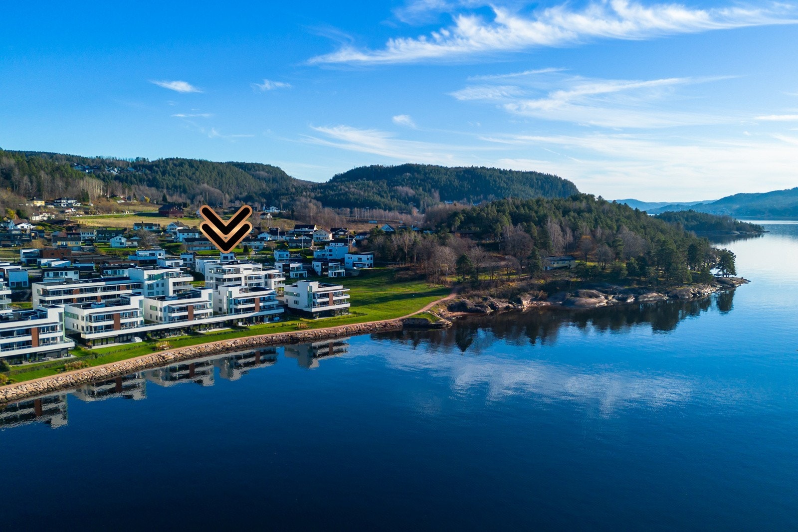 Engersand ligger rundt 8 km fra Drammen sentrum, og har enkel adkomst til E18, så her bor man meget sentralt. Bare 8-10 minutters kjøring fra Egersand Havn bygges det nye sykehuset på Brakerøya, som fra 2025 blir en av regionens største arbeidsplasser. Galleribilde