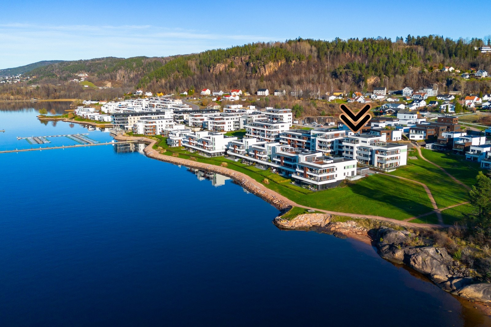 Området er relativt nyetablert og den gjeldende leiligheten ligger i et moderne bygg fra 2020. Galleribilde