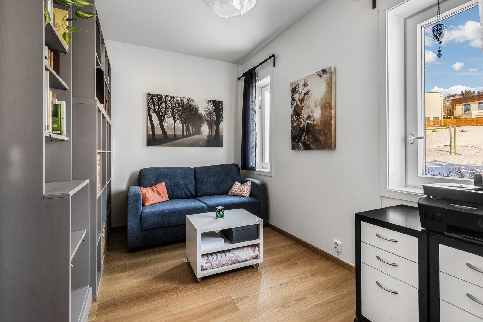 Lysinnslippet fra vinduene med 3-lags glass gir et behagelig lys, noe som skaper et innbydende soverom. Galleribilde