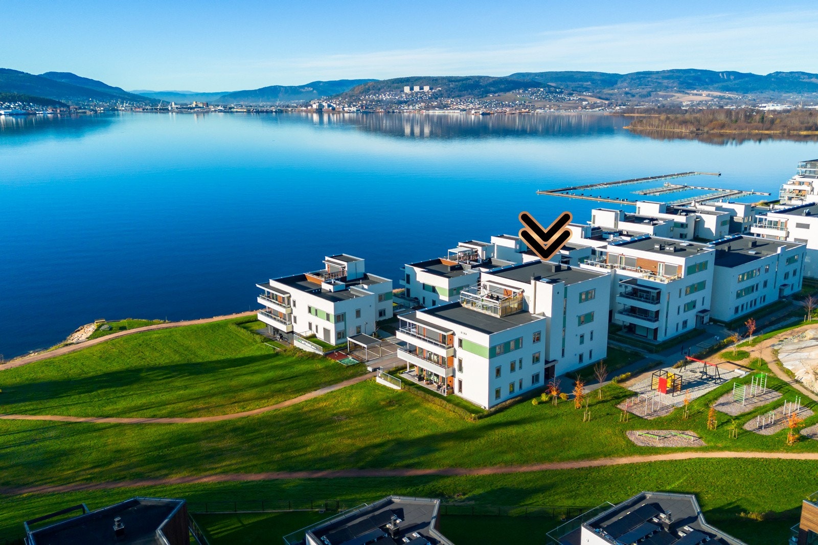 Leiligheten har en meget idyllisk og etterspurt beliggenhet på Engersand Havn/Gullaug i Lier kommune - rett ved fjorden. Galleribilde