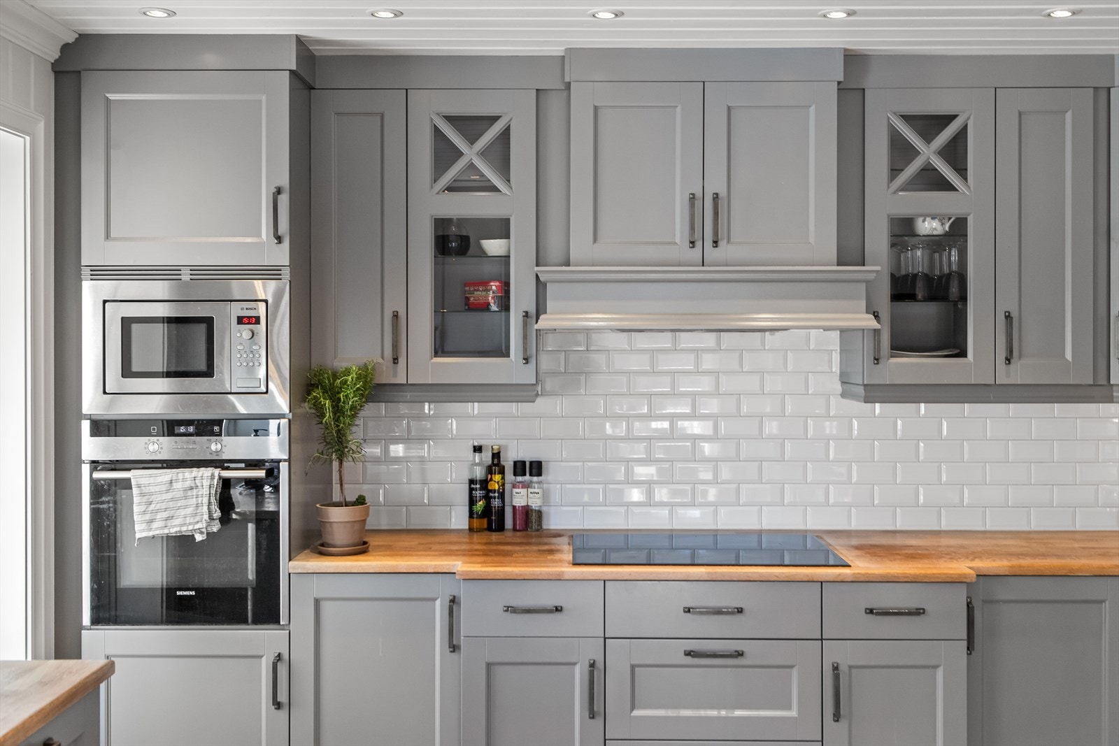 Innredningen er av kvalitetsleverandøren "Fossline kjøkken". Etn kjent, norsk leverandør. Galleribilde