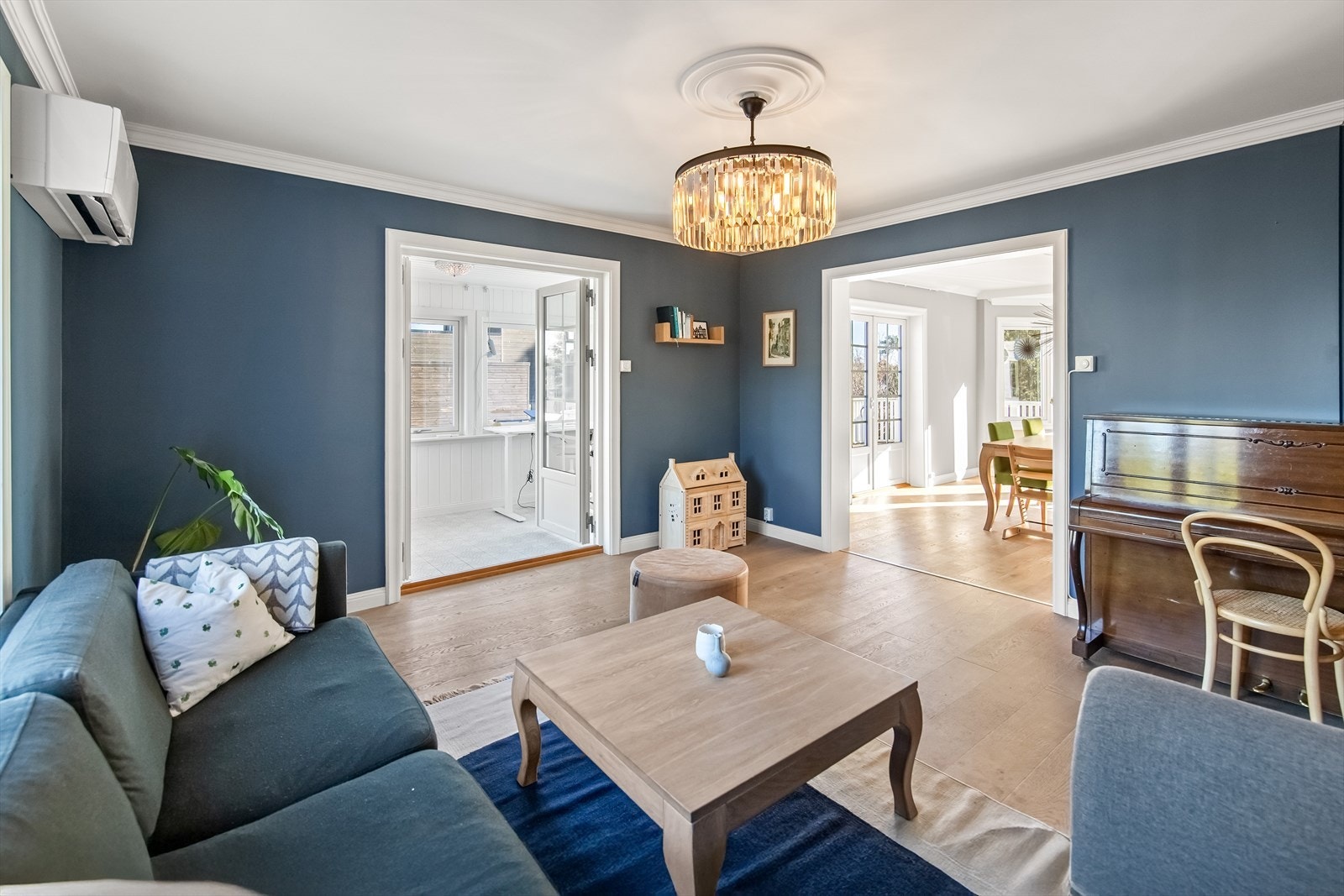 Legg spesielt merke til rosetten i taket og den doble terrassedøren ut til vinterhagen. Galleribilde