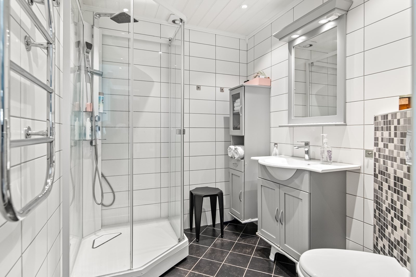 Badet er arealeffektivt og pent flislagt på gulv og vegger, samt varme i gulvet. Galleribilde