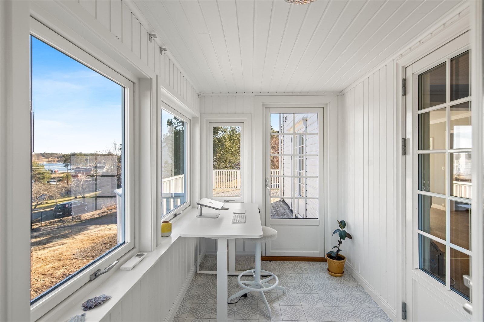 I forlengelse av stuen er det en lys og koselig "vinterhage" med store vindusflater og videre utgang til terrasse. Galleribilde